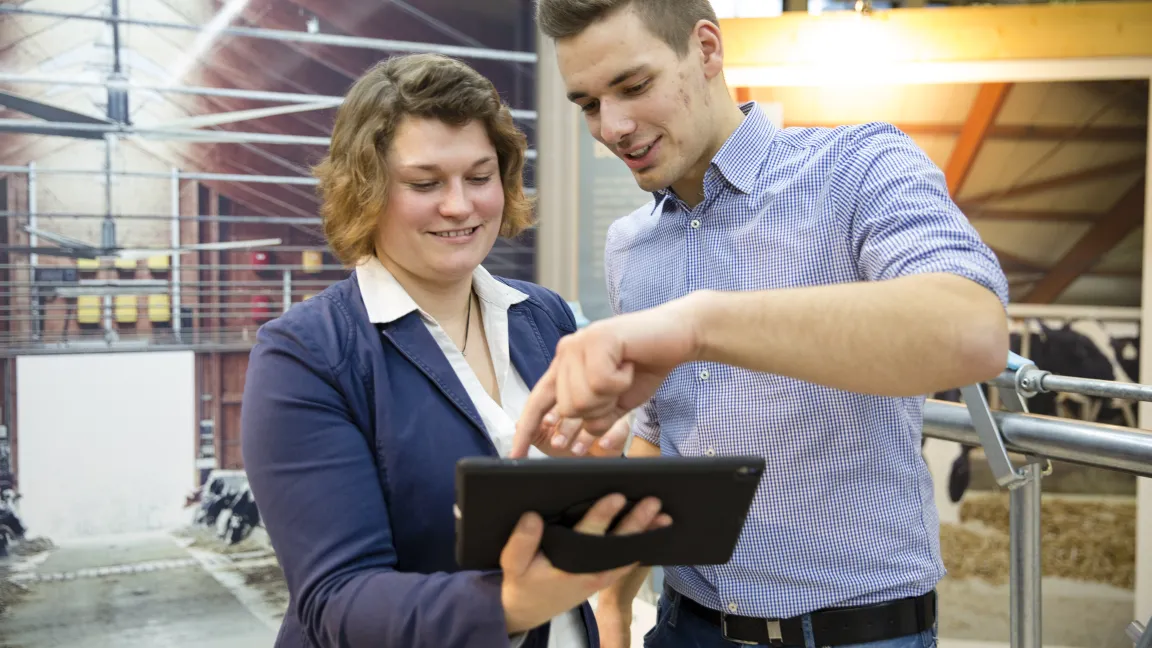 Mittels Augmented Reality – der computergesteuerten Erweiterung von Sinneswahrnehmung – wird das, was landwirtschaftliche Betriebe ausmacht, realistisch und hautnah auf ein Tablet projiziert. So erwachen via Drillmaschine oder Kuh-Halsband Acker und Stall vor den Augen der Besucher zum Leben. Foto: Forum Moderne Landwirtschaft