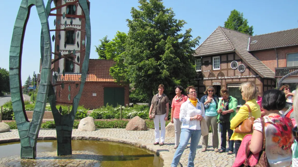 "Hereinspaziert in lebendige Dörfer und blühende Gärten“: Niedersachsenweit laden LandFrauen in Kooperation mit ihren Dorfgemeinschaften die Öffentlichkeit ein, sich an dem Aktionstag ein Bild davon zu machen, wie lebenswert das Leben in den niedersächsischen Dörfern ist. Foto: Niedersächsischer LandFrauenverband Hannover (NLV)