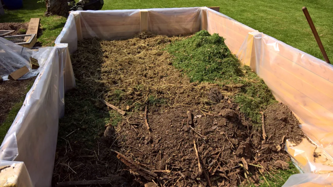 Gartenabfälle und Rasenschnitt lassen sich gut zur Befüllung des Hochbeets verwenden. Foto: Shutterstock