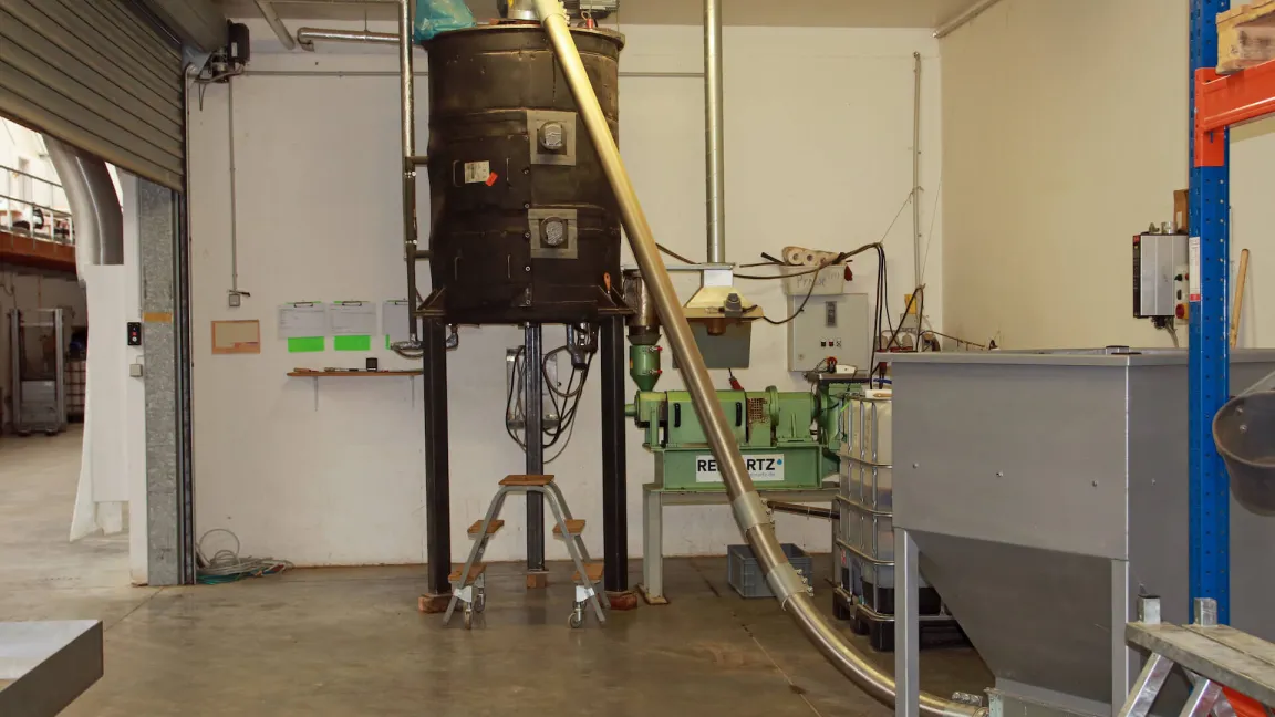 Der Verarbeitungsraum erfüllt alle Kriterien eines Schlachtraums. Außer, dass in einem "echten" Schlachtraum natürlich keine Insekten vorhanden sein dürfen. Foto: Catrin Hahn