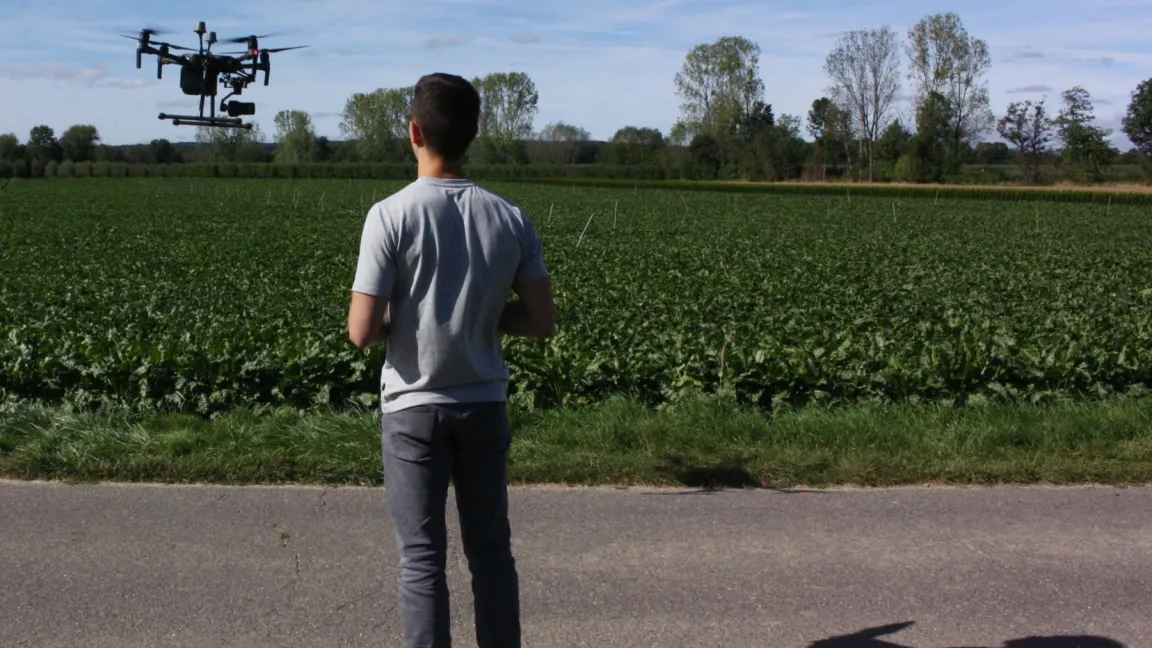 Im Rahmen des Exzellenzclusters „PhenoRob“ werden Felder aus der Luft sowie vom Boden aus überwacht. Hier steuert Doktorand Jan Weyler eine Forschungs-Drohne. Foto: PhenoRob/Uni Bonn