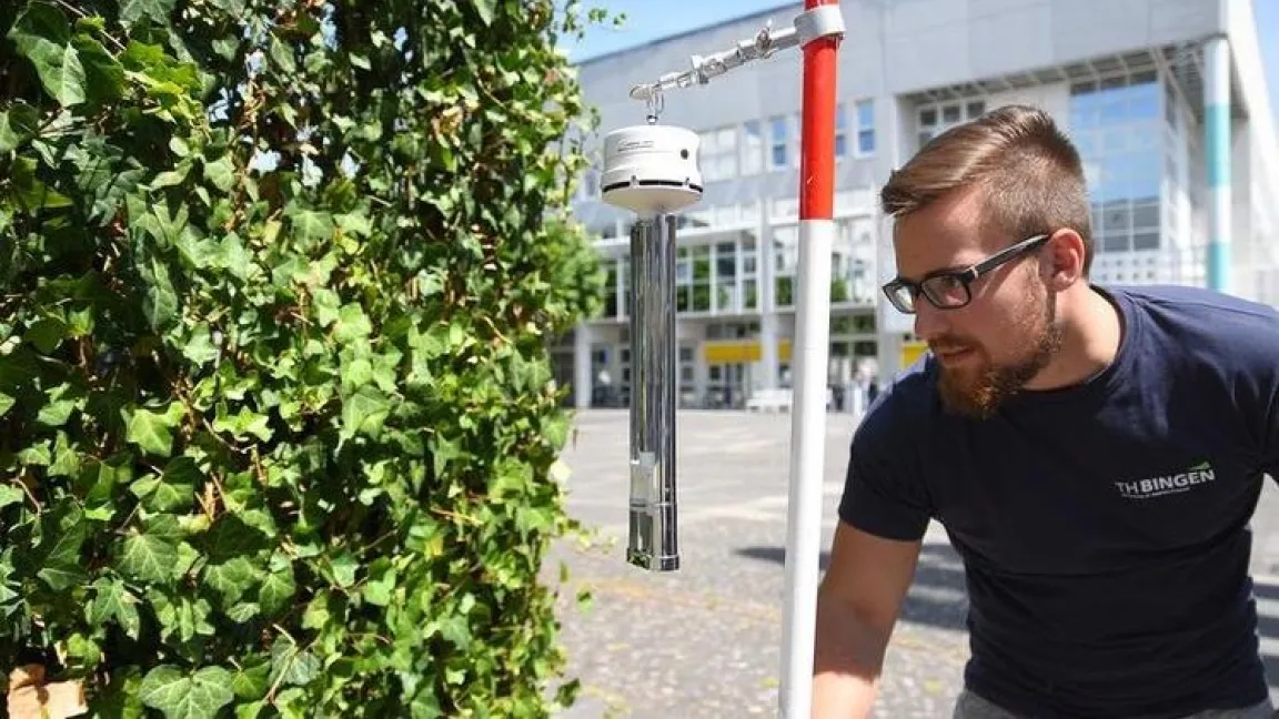 Projektingenieur Jan Wustmann misst den Effekt der mobilen Gärten mithilfe eines Psychrometers, einem Messgerät zur Bestimmung der Luftfeuchtigkeit und der Temperatur. Foto: TH Bingen /  Christine Böser