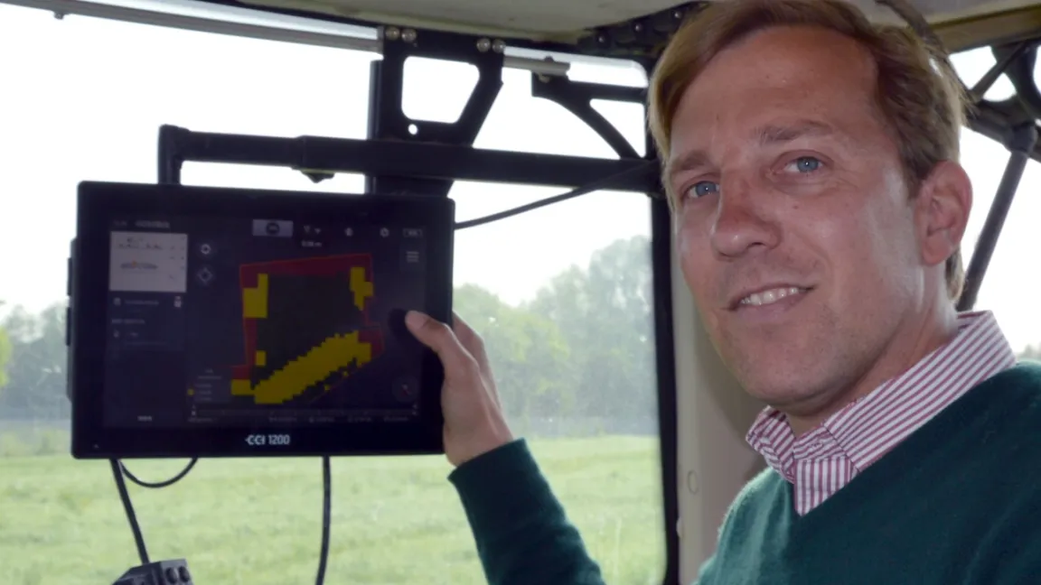 Johannes Paas nutzt für die Steuerung verschiedener Geräte am Traktor ein Universal-Terminal. Foto: Lemken