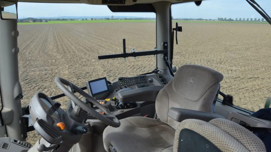 Die Kabine bietet mit Federung, Klimatisierung, Schalldämmung und guter Rundum-Sicht viel Arbeitskomfort. Foto: Matthias Wiedenau