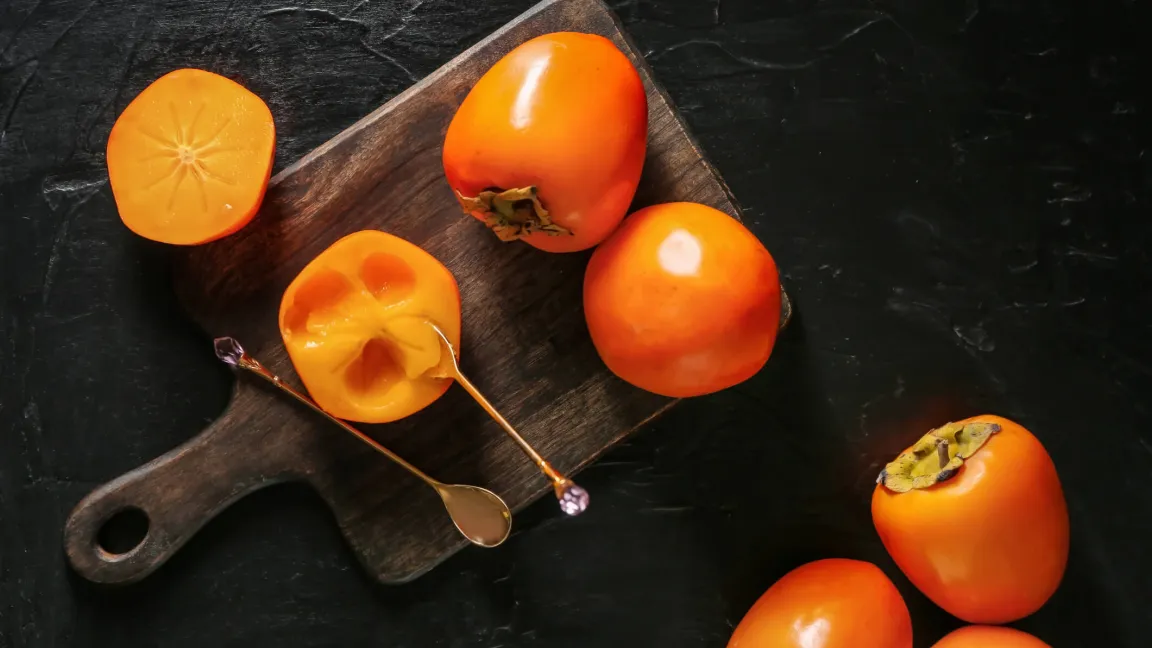 Die meisten Menschen schälen die Kaki mit dem Messer oder löffeln sie ähnlich wie eine Kiwi aus. Foto: iStock