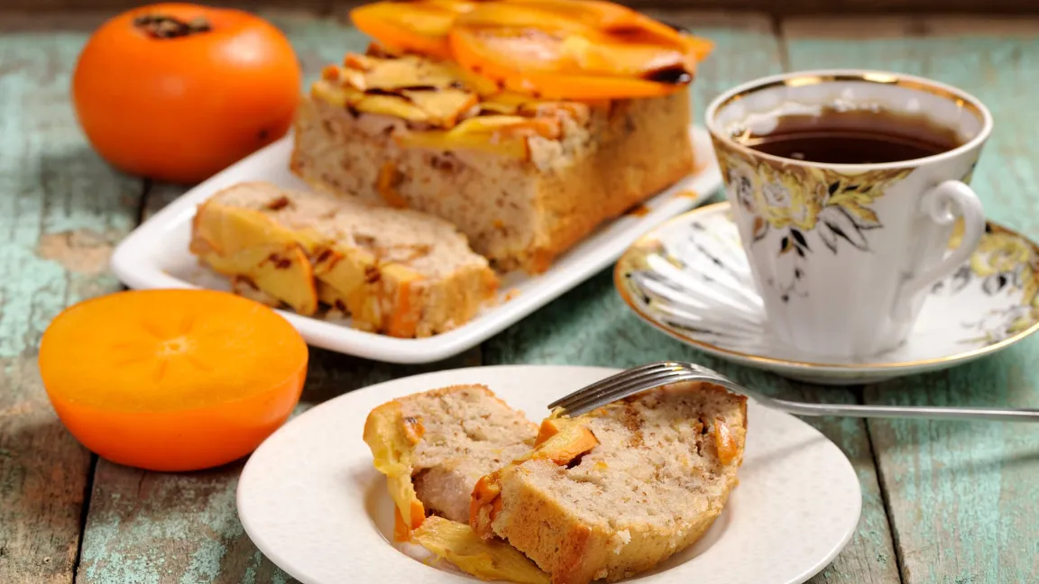 Auch für Kuchen kann man Kakis verwenden. Foto: iStock