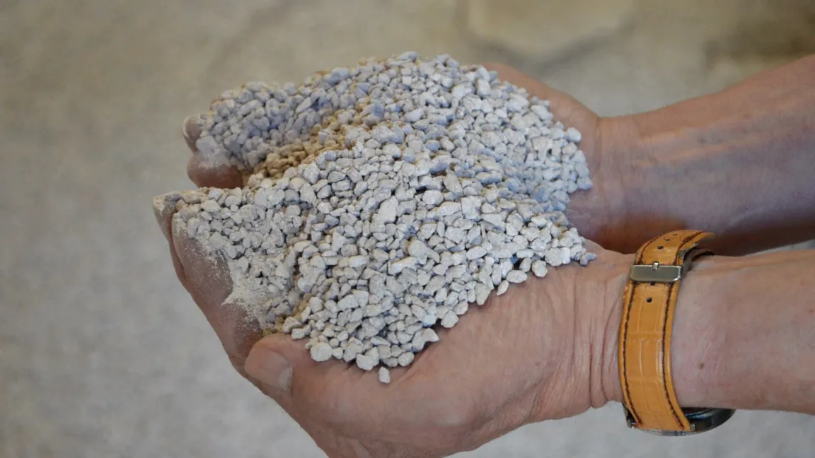 Kalidünger: Kalium ist ein wichtiger Pflanzennährstoff, hier in  Form von Kornkali mit 40 Prozent K2O und 6 Prozent MgO. Foto: Matthias Wiedenau