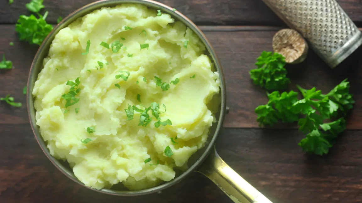 Zu Kartoffelpüree und anderen herzhaften Gerichten ist geriebene Muskatnuss ein Klassiker. Foto: AdobeStock