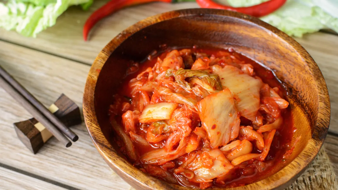 Kimchi, das koreanische Nationalgericht, wird aus vergorenem Chinakohl zubereitet. Foto: istock