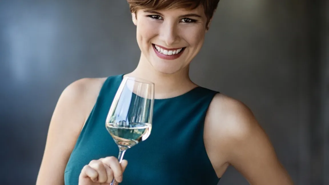 Josefine Schlumberger mag eher trockene Weine, gerne auch mal einen knackigen Riesling und im Winter einen leckeren Rotwein. Foto: deutscheweine.de