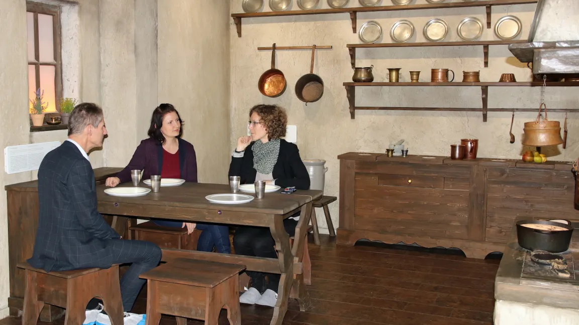 Die Küche ist der erste Anlaufpunkt der Ausstellung. Hier wird man von den ehemaligen Besitzern des Hauses, der Kaufmannsfamilie Blume, begrüßt und mit den Problemen der Zeit um 1620 bekannt gemacht. Foto: Catrin Hahn