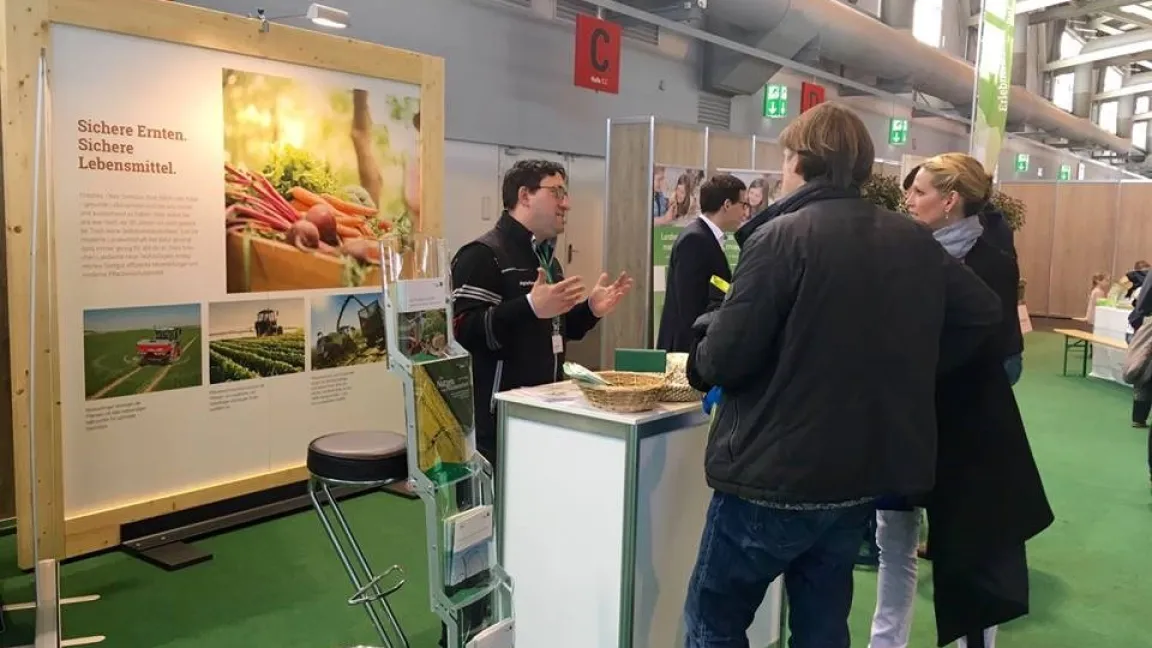 Auf der "Land & Genuss" 2017 in Frankfurt am Main informierten rund 30 AgrarScouts die Besucher u. a. über modernen Pflanzenschutz. Foto: FML