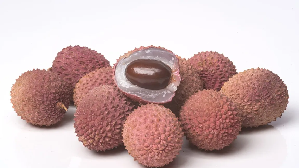 Litschis haben einen Durchmesser von 3 bis 5 Zentimetern und sind kugelig, oval oder herzförmig. Foto: Stuckmann/pixelio