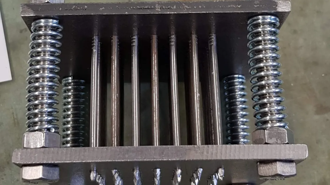 Das 10 x 10 Zentimeter große Nagelmatrix-Werkzeug fügt den Schnecken tödliche Verletzungen zu. Foto: JKI