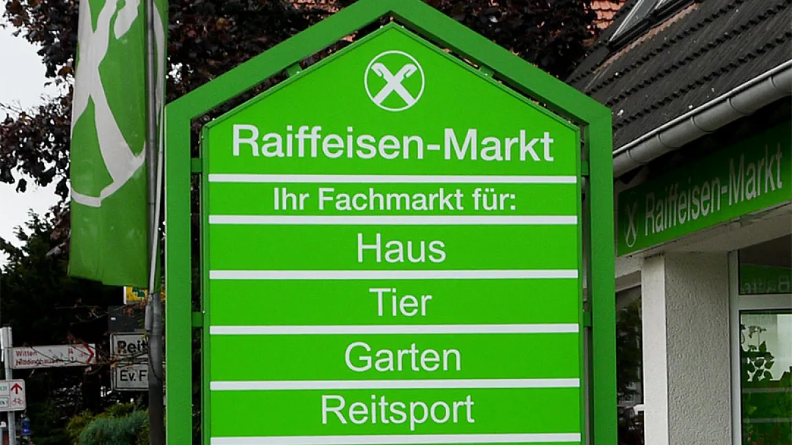 Ländliche Genossenschaften betreiben oft Garten- und Baumärkte. Sie handeln mit Betriebsmitteln wie Pflanzenschutz- und Düngemitteln, Futtermittel, Saatgut und Maschinen und verarbeiten und vermarkten Agrarerzeugnisse wie Getreide, Kartoffeln, Milch, Vieh und Fleisch, Wein, Obst und Gemüse. Foto: Deutscher Raiffeisenverband e.V. (DRV)