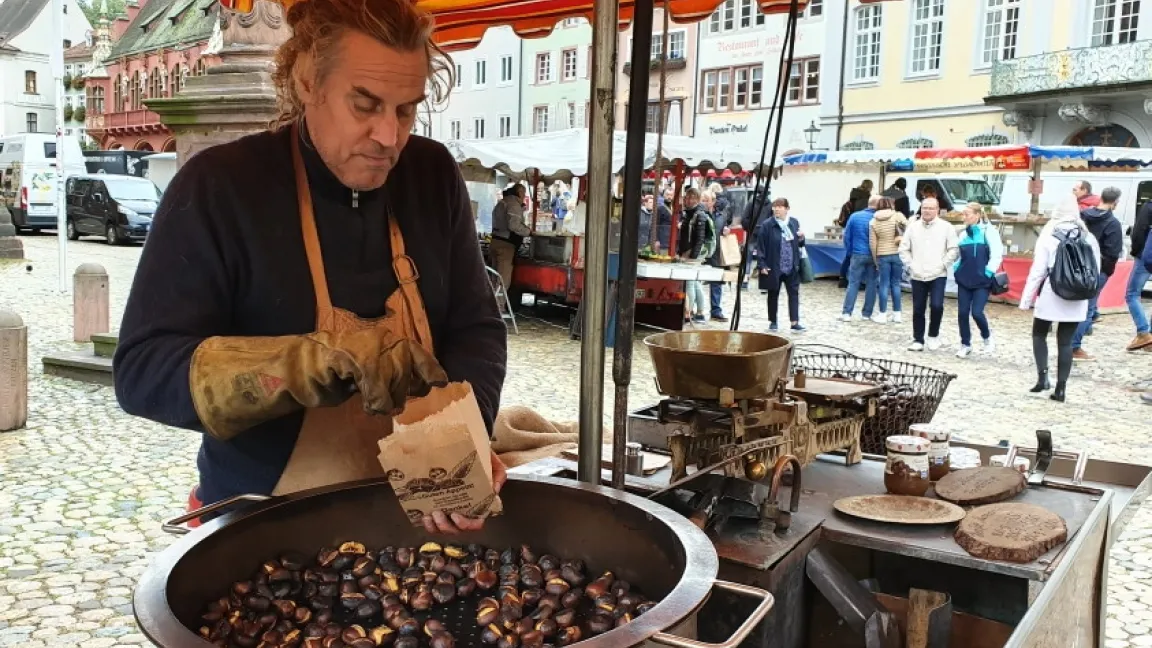 Auf Herbstmärkten duften die Maronenstände schon von weitem. Foto: Matthias Wiedenau