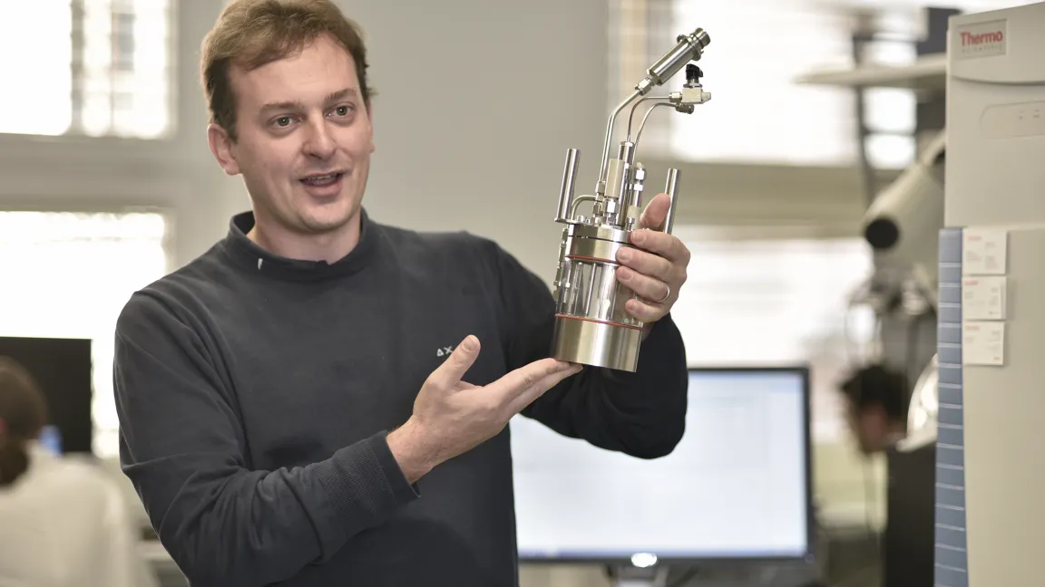 Professor Matteo Scampicchio von der Freien Universität Bozen und sein Team haben eine Nutzungsmöglichkeit für Reste aus Apfelabfällen entwickelt. Foto: Universität Bozen