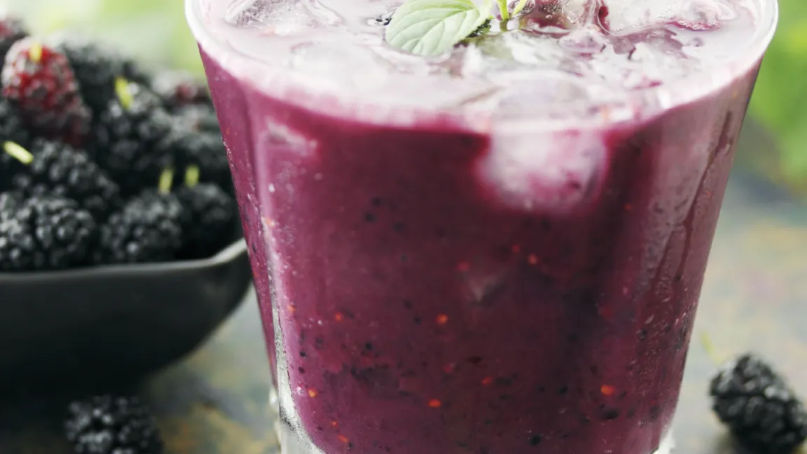 Sie geben dem Maulbeercocktail eine intensive Farbe. Foto: Fotolia