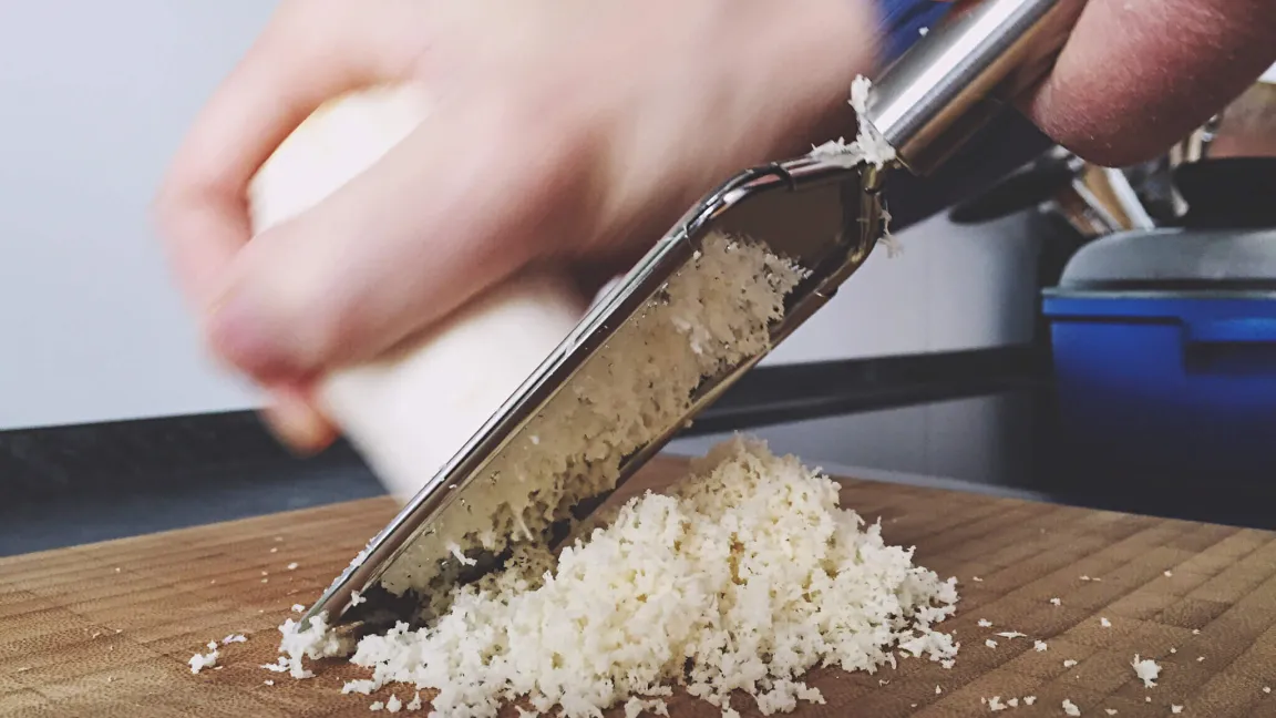 Beim Reiben werden die gesunden Inhaltsstoffe freigesetzt. Foto: iStock