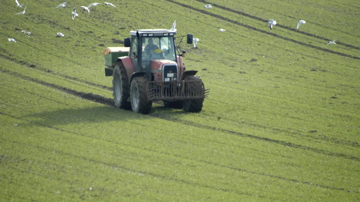 Nur einen Teil ihrer Arbeitszeit verbringen Landwirte auf dem Traktor. Wesentlich umfangreicher sind die Arbeiten auf dem Hof und im Büro. Foto: agrar-press