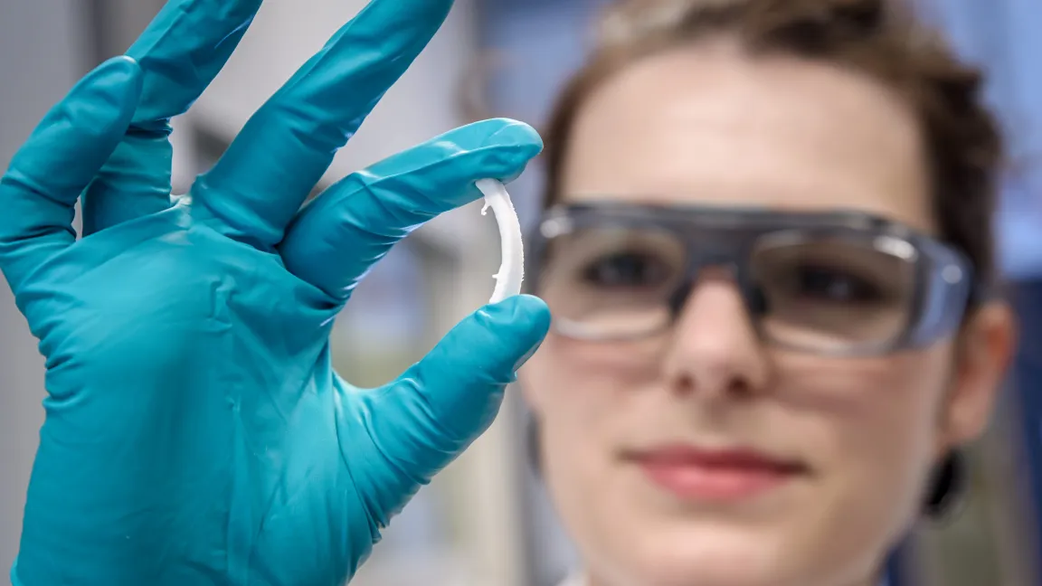 Diese Biopolymer-Chips setzen Stickstoffdünger kontinuierlich frei. Foto: Roberto Schirdewahn