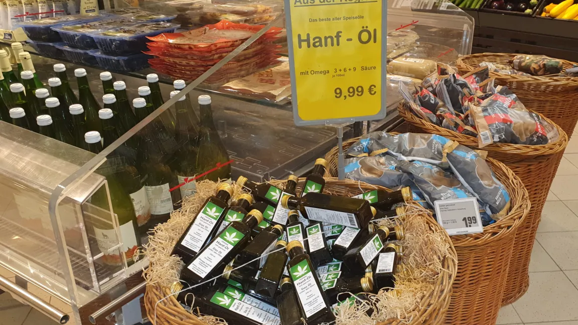 Hanf-Speiseöl ist mittlerweile wieder im Lebensmitteleinzelhandel zu finden. Foto: Matthias Wiedenau