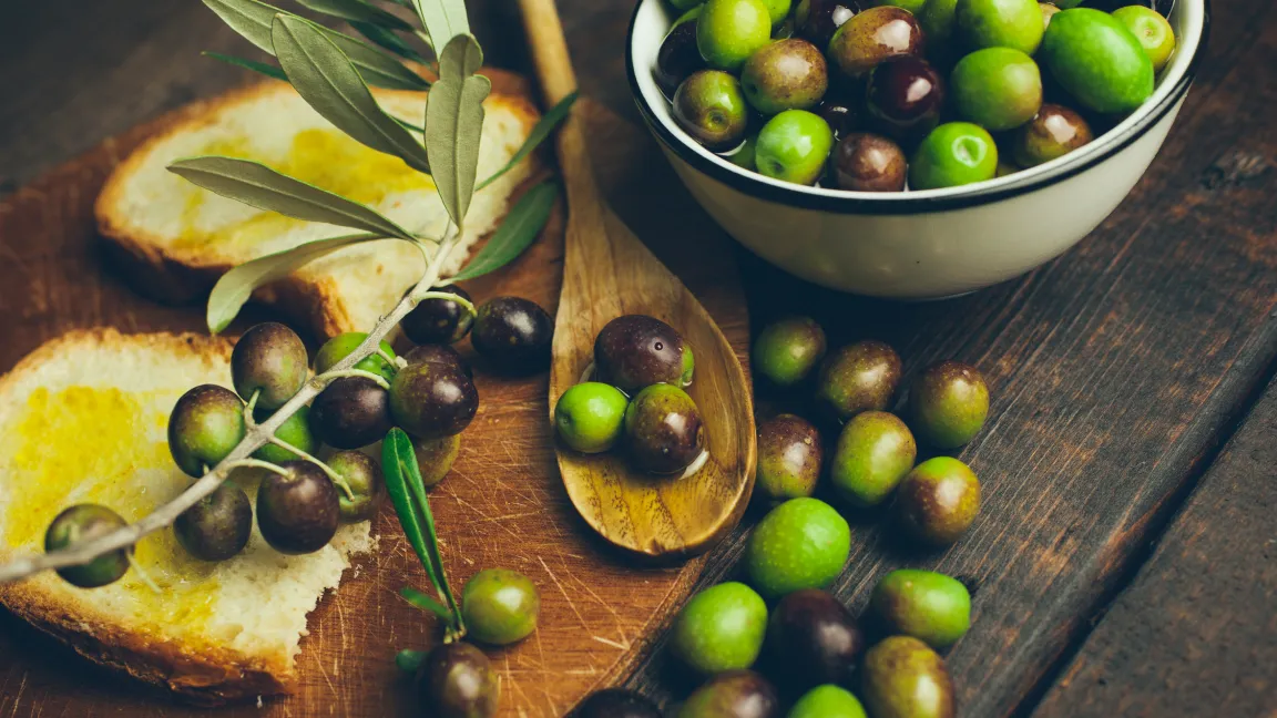 Grüne Oliven sind die unreifen Früchte des Ölbaums, schwarze Oliven die ausgereiften. Foto: Fotolia