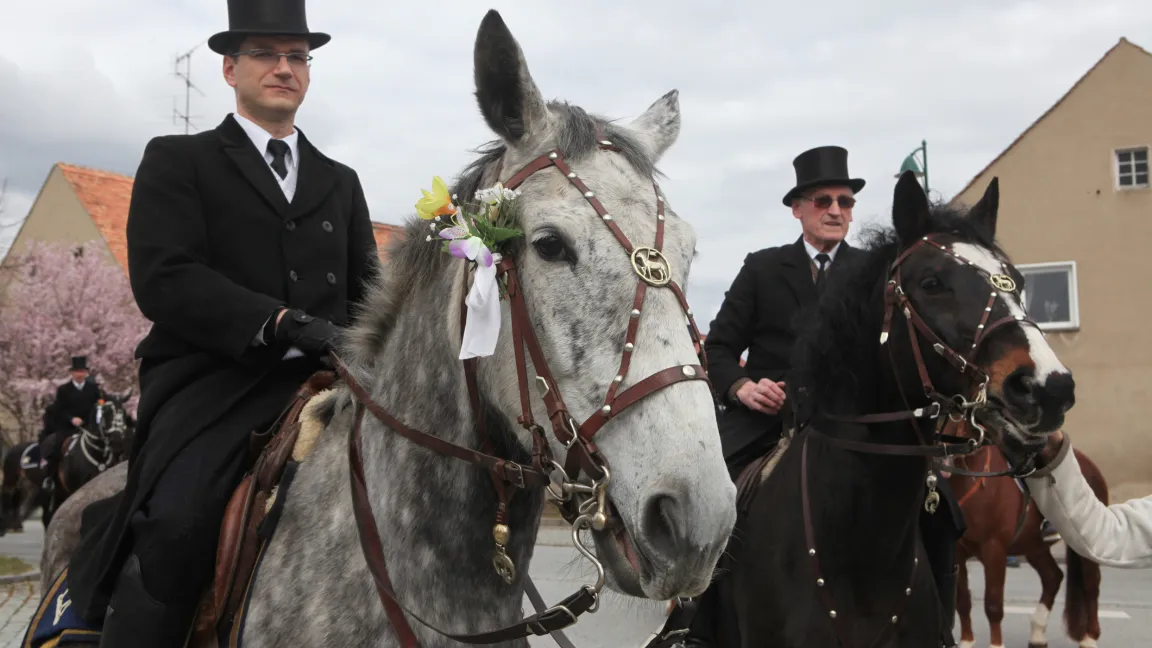 Beim Osterreiten reiten mit Frack und Zylinder gekleidete Männer auf geschmückten Pferden. Foto: istock