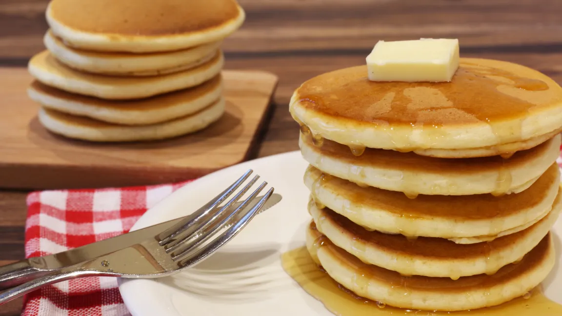 Pancakes mit Ahornsirup ist ein typisches Frühstück in Kanada und in den USA. Foto: Fotolia