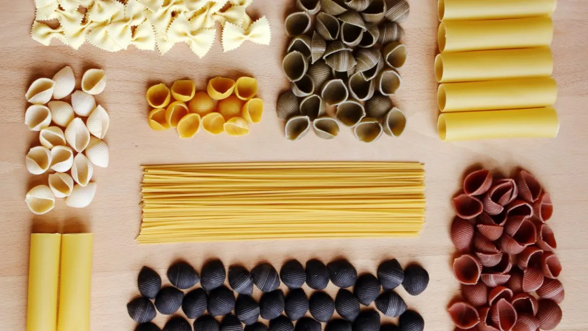 Verschiedene Nudelformen entstehen, wenn der Teig durch unterschiedliche Düsen gepresst wird. Foto: Pantel/Pixelio