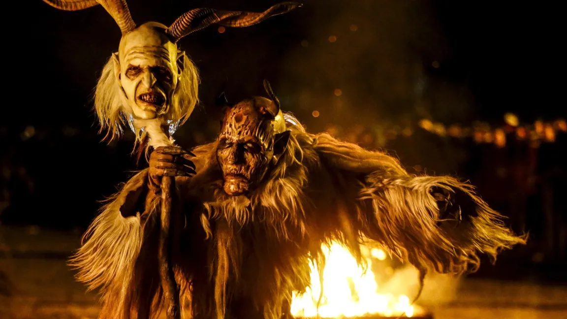 Eine Theorie woher das Wort Rauhnacht stammt, führt auf das mittelhochdeutsche Wort ruch (=haarig) zurück und bezieht sich auf das haarige Fell der wilden Dämonen. Foto: AdobeStock