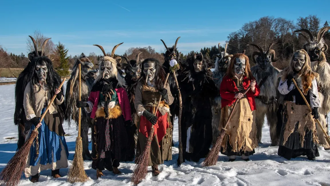 Bei den Perchtenläufen in den Alpen treiben maskierte "Perchten" die bösen Geister aus. Foto: AdobeStock