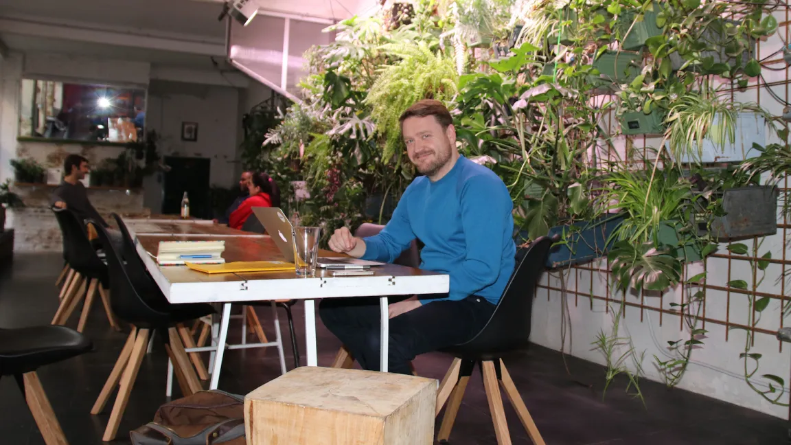 Peter Prautzsch, bei Infarm zuständig für Marketing und Kommunikation, im Aufenthaltsraum des Start-ups in einem Kreuzberger Hinterhof. Foto: Catrin Hahn