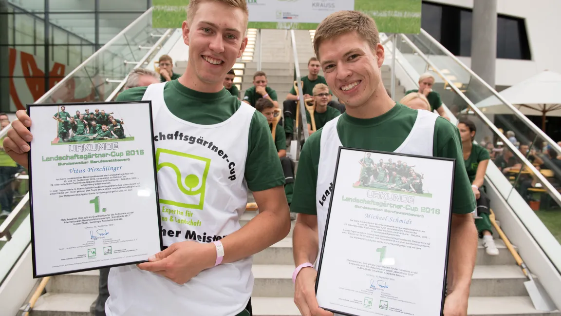 Die Gewinner des Landschaftsgärtner-Cups 2016: Vitus Pirschlinger (l.) und Michael Schmidt (r.) aus Bayern. Foto: Bundesverband 
Garten-, Landschafts- und Sportplatzbau e. V. (BGL)