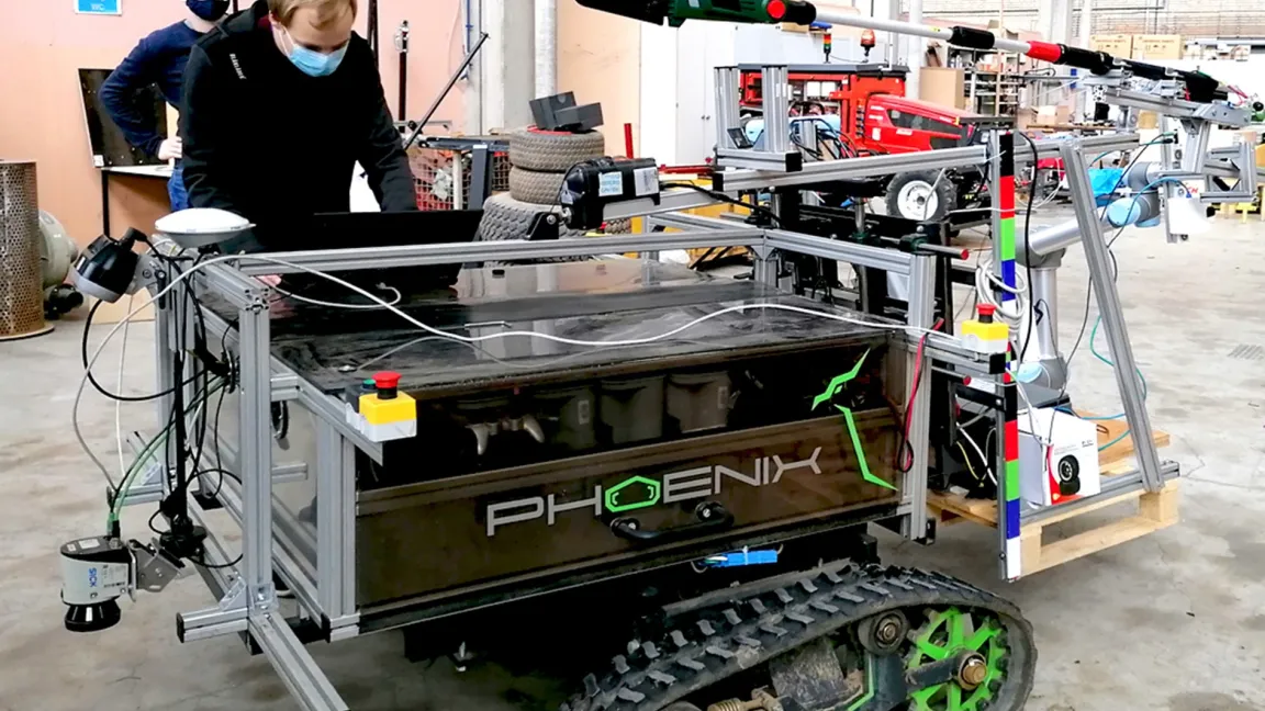 Der Prototyp in der Werkstatt. Mithilfe des Knickarms wird die kleine, auf einen Teleskopstab montierte Kettensäge in die richtige Schnittposition gefahren. Foto: Uni Hohenheim / Emilie Jung