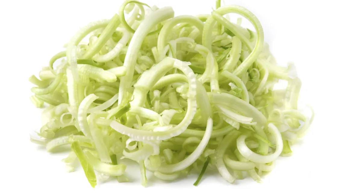 Puntarelle-Streifen sind nach dem Wässern hübsch gekringelt. Foto: istock