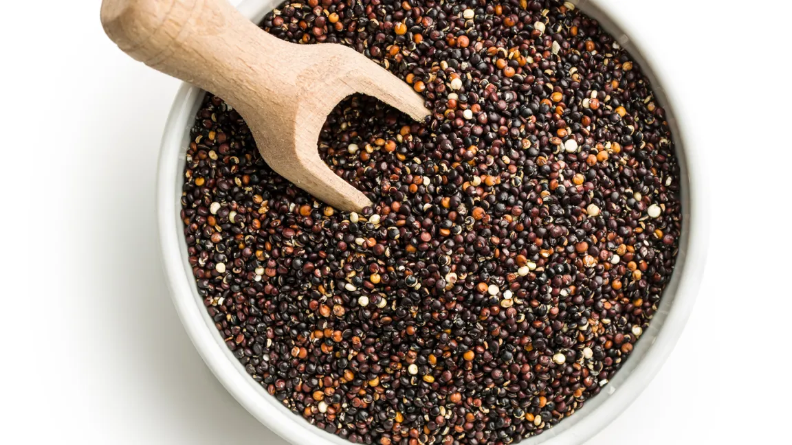Quinoa-Samen ist zwischenzeitlich in fast jedem Supermarkt erhältlich. Hierzulande sind vor allem weiße, rote und schwarze Samen im Angebot. Foto: Fotolia