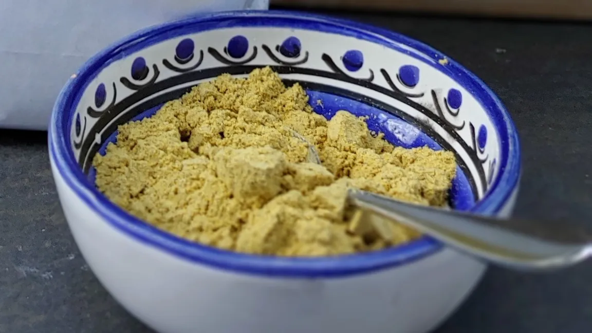 Rapsprotein gibt es bereits zu kaufen, es eignet sich für die Zugabe zu herzhaften Speisen. Foto: Catrin Hahn