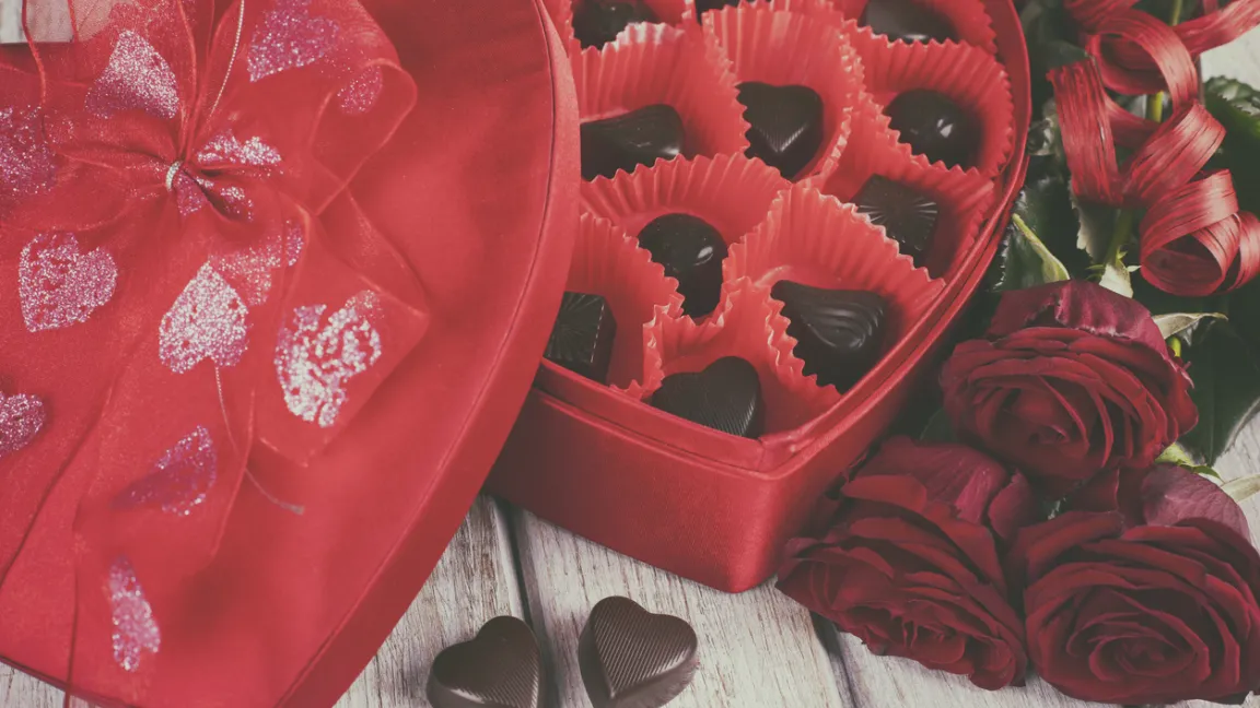 Neben Blumen werden zum Valentinstag gerne auch Schokolade oder Pralinen verschenkt. Foto: istock