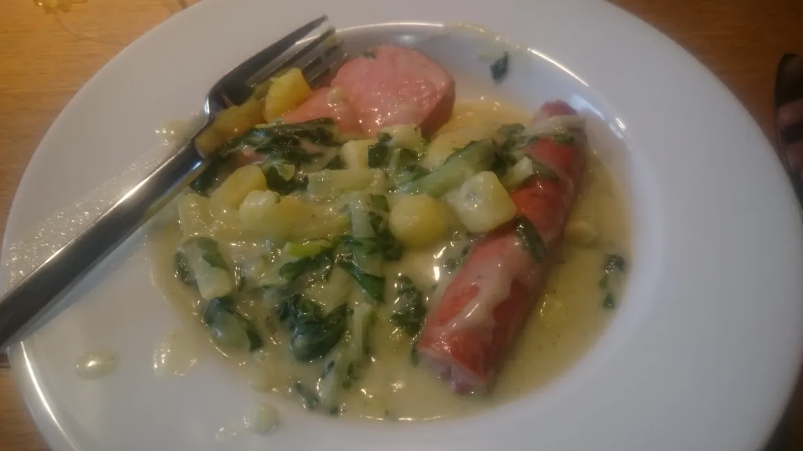 Traditionell wird Rübstiel zu einem deftigen Eintopf verarbeitet. Dazu gehört oft etwas Geräuchertes wie Speck, Mettwurst oder Lyoner. Foto: Till Adams