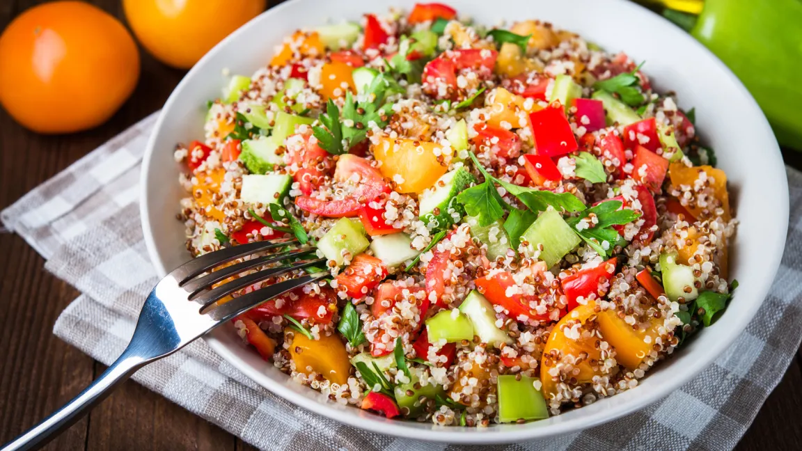 Quinoa schmeckt leicht nussig und wird gern als Zutat in Salaten, Suppen oder Müslis eingesetzt. Foto: Fotolia