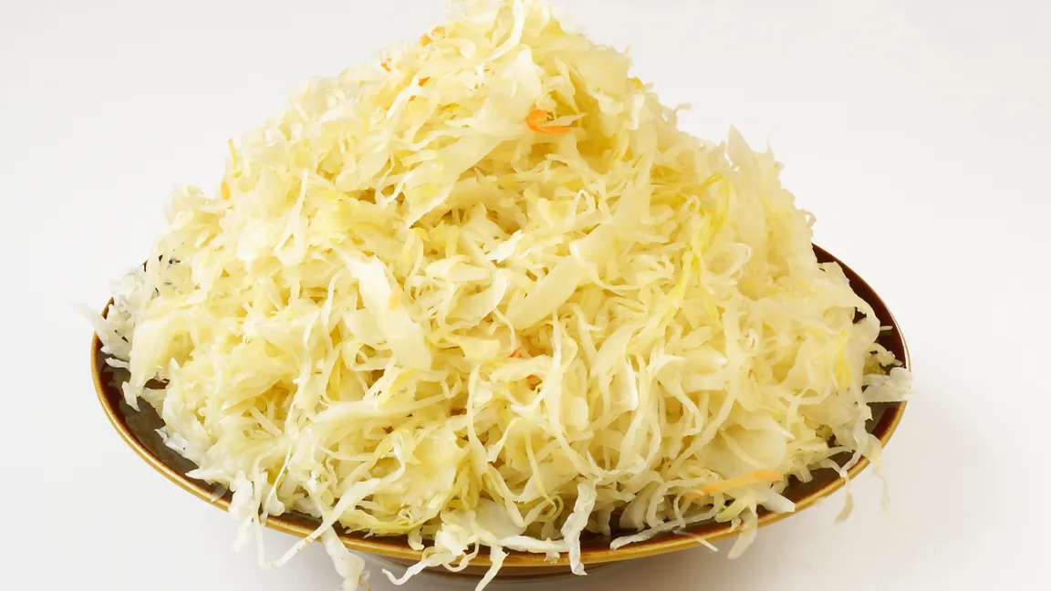 Nicht erhitztes Sauerkraut enthält Milchsäurebakterien, die die Darmfunktion unterstützen. Foto: iStock
