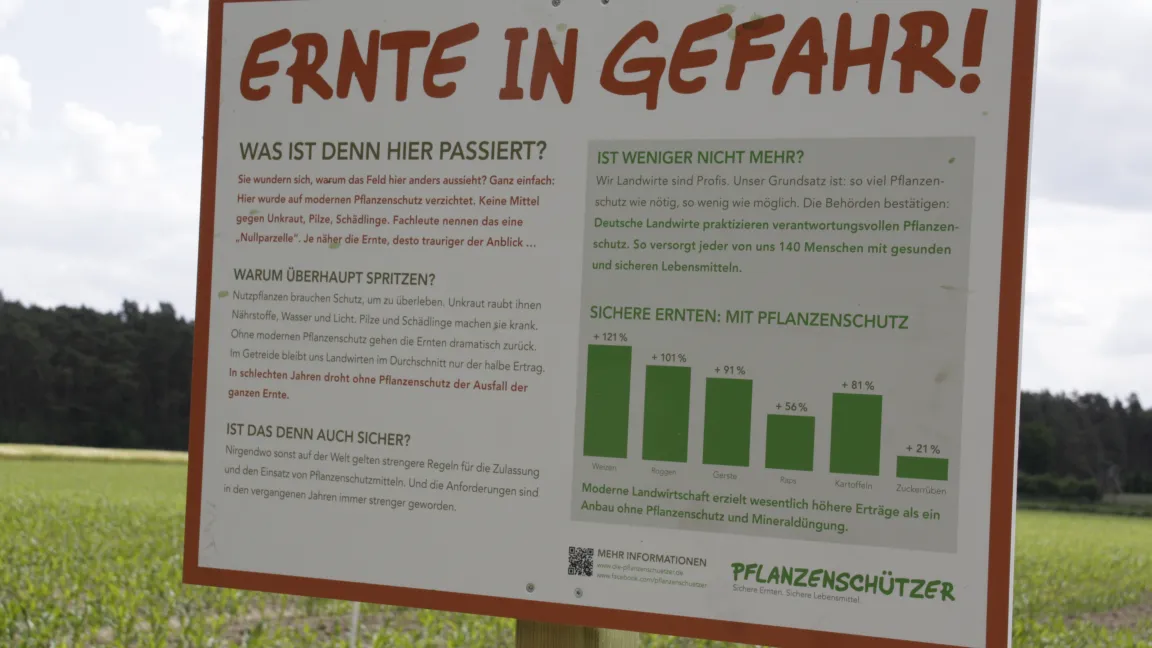 Das Schild erklärt die Aktion "Schau ins Feld!". Foto: Angelika Sontheimer
