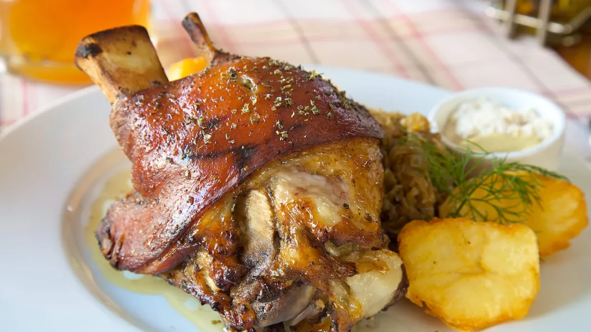 Ein fettreiches, deftiges Essen ist häufig schlecht verträglich. Foto: istock