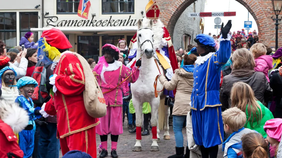 Die Niederländer haben ihren Sinterklaas, der unserem Nikolaus entspricht. Er kommt zusammen mit dem "Schwarzen Pieter". Foto: istock