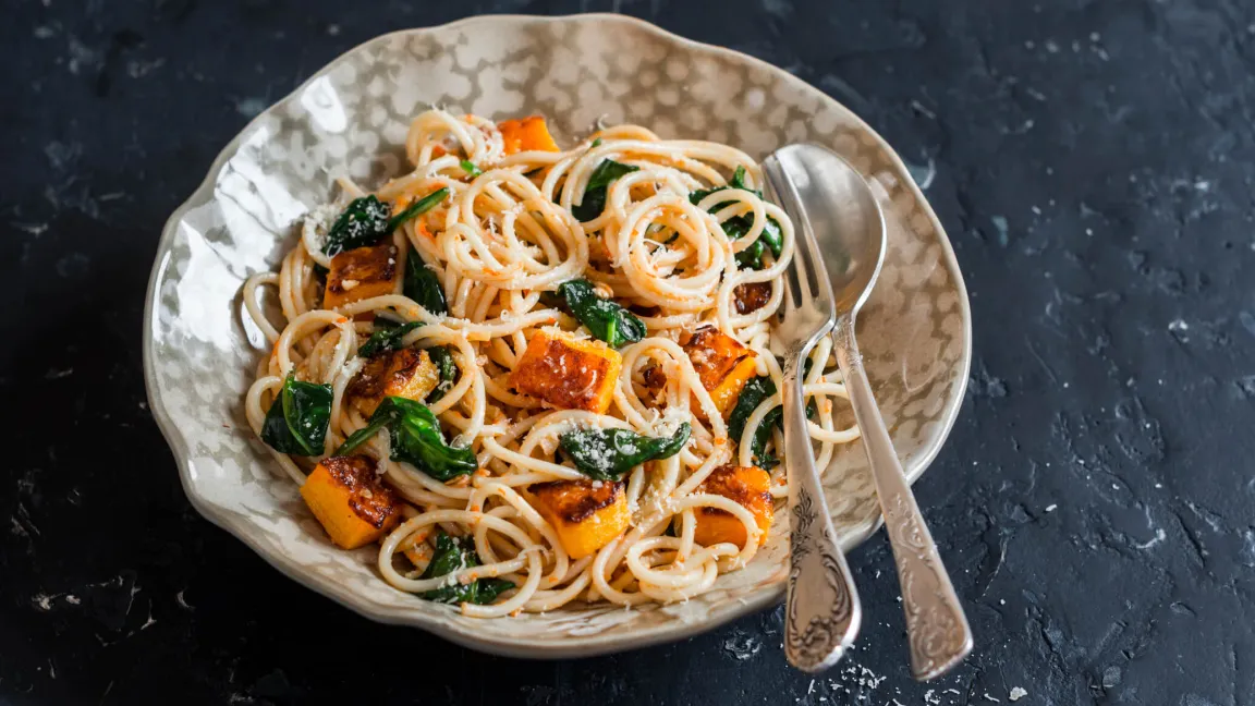 Leicht bekömmlich und lecker: Spaghetti mit Kürbis und Spinat. Foto: istock