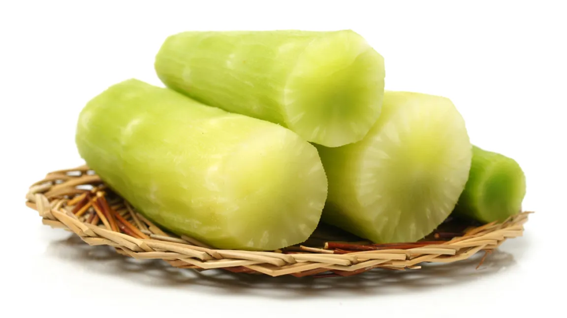 Die geschälten Strünke des Spargelsalats sind ein knackiges und schmackhaftes Gemüse. Foto: Shutterstock