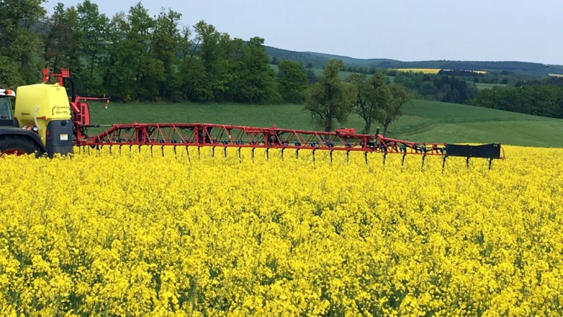 Bei der Blütenspritzung im Raps kann die Dropleg-Technik ihre Stärken ausspielen. Foto: Lechler GmbH