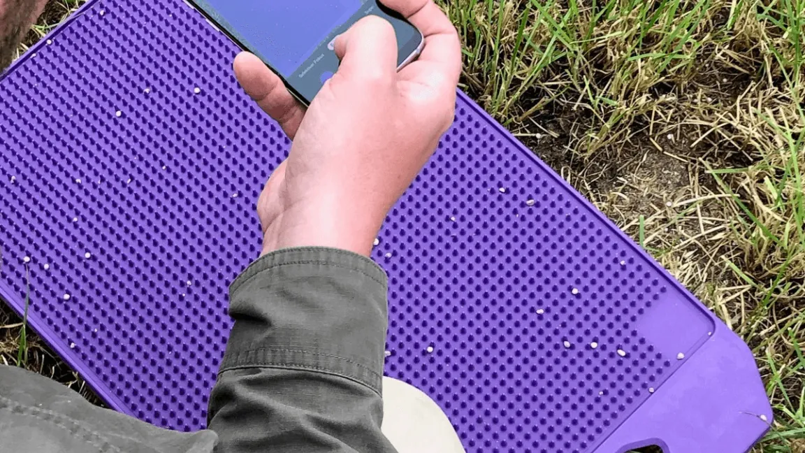 Zur Verwendung der App werden vor dem Düngen sogenannte Streumatten ausgelegt, auf die der Dünger fällt. Anschließend werden die Streumatten fotografiert und die App analysiert die Verteilung des Düngers. Foto: Hochschule Osnabrück