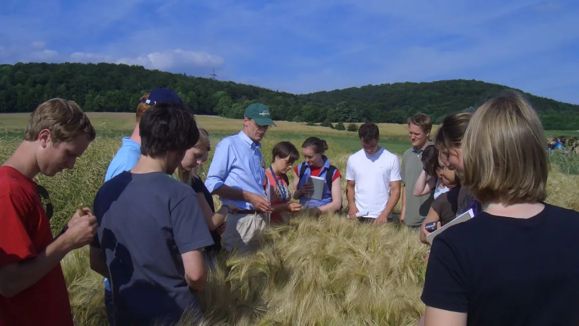 Professor von Tiedemann bei einer Feldbegehung mit Agrarstudierenden in Göttingen zur Bewertung von Getreidekrankheiten. Foto: A. v. Tiedemann